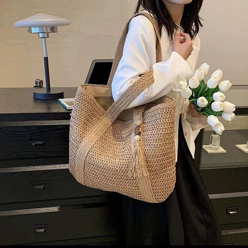Handbag Made of Natural Weave with Decorative Tassel Detail Bowlift