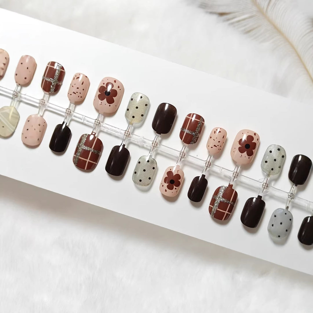 Artificial nails with floral and glittering design Bowlift