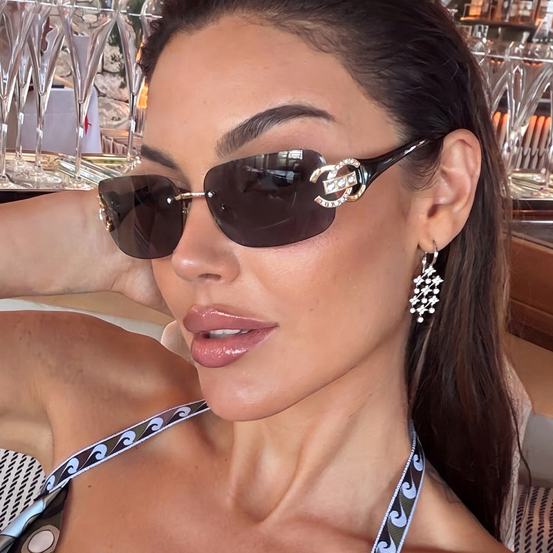 Women's fashionable sunglasses with luxurious geometric frame and protective UV filter Bowlift