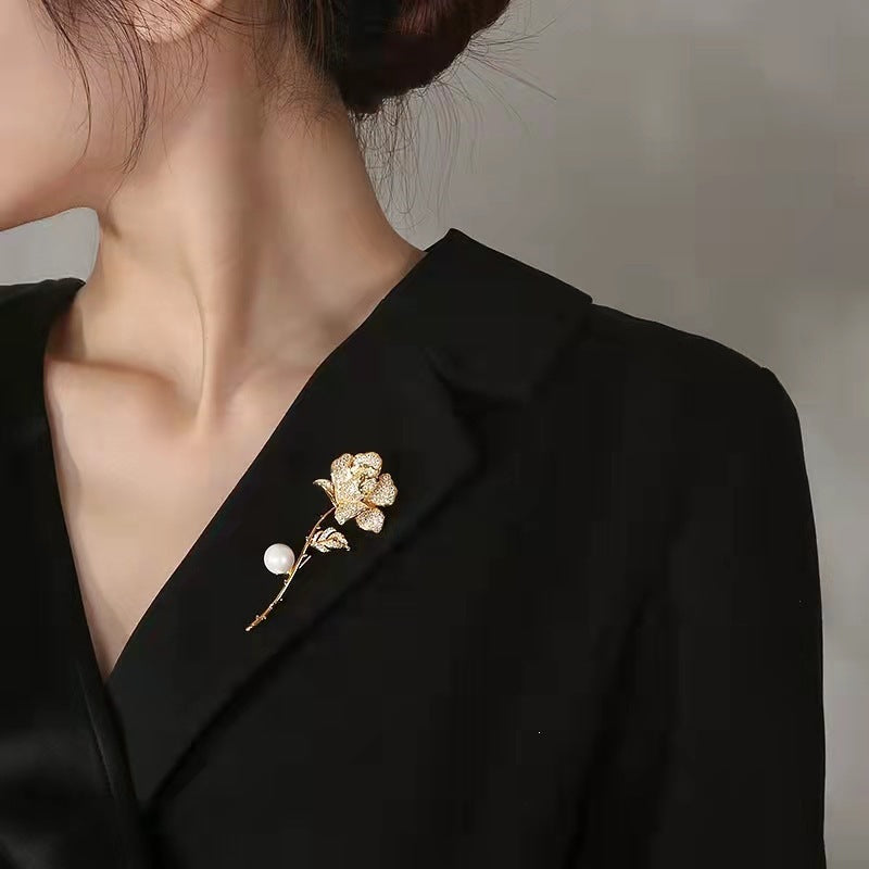 Elegant Brooch in Flower Shape with Rhinestones and Pearl Bowlift