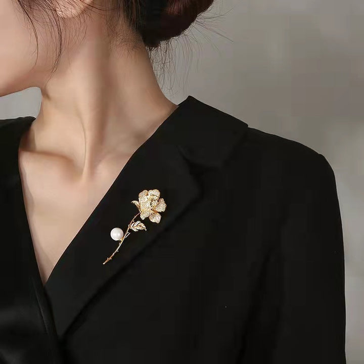Elegant Brooch in Flower Shape with Rhinestones and Pearl Bowlift