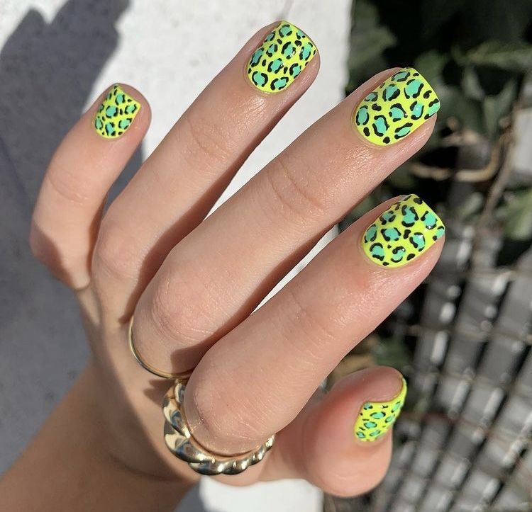 Artificial nails with modern leopard print Bowlift