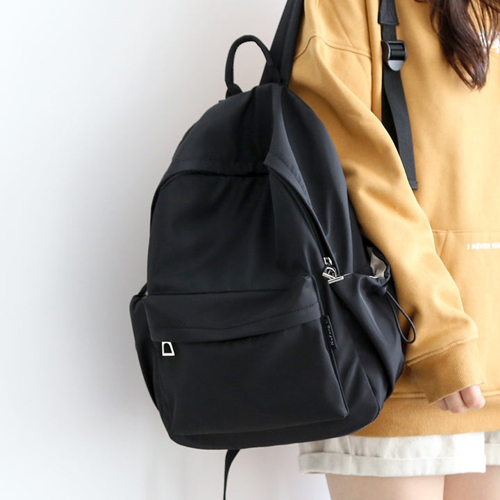 Practical backpack with innovative closure system Bowlift