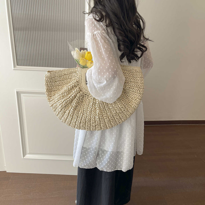 Handcrafted straw bag with elegant pleats Bowlift