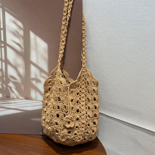 Hand-knotted shoulder bag in modern design Bowlift