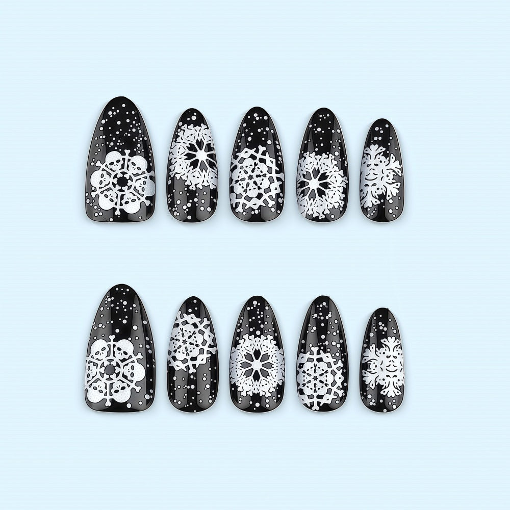 Artificial nails in a unique winter design with snow and reindeer motifs Bowlift
