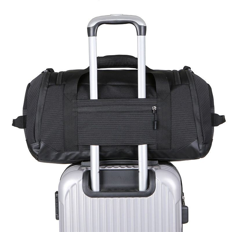 Spacious sports and travel bag with reinforced bottom Bowlift