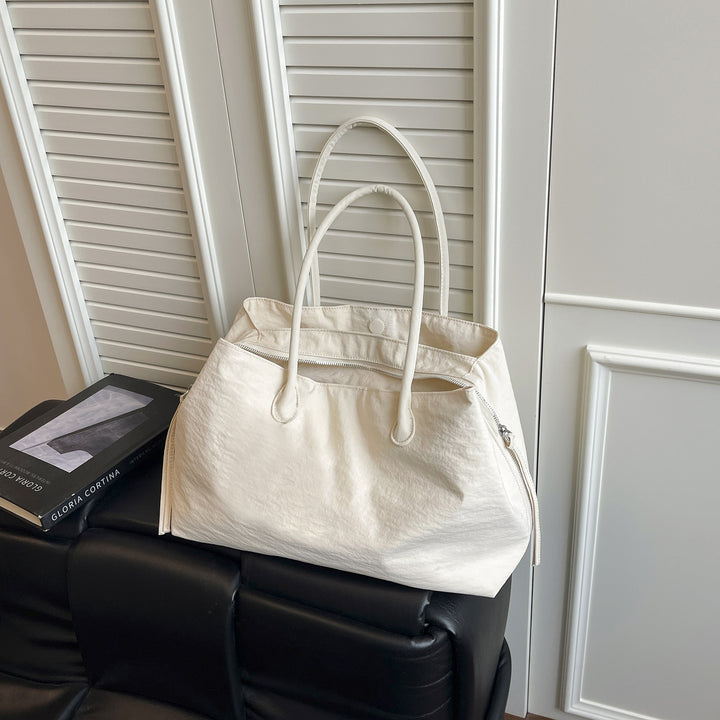 Elegant and Multifunctional Handbag Bowlift