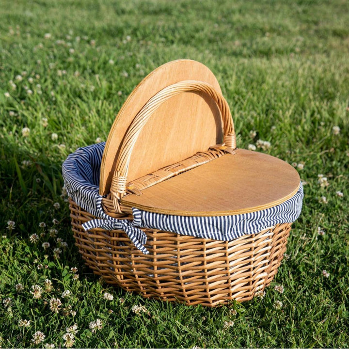 Women’s picnic basket with practical wooden lid and striped lining Bowlift