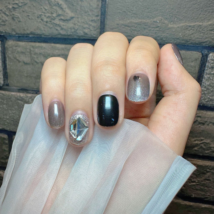 Glamorous Press-On Nail Design Bowlift