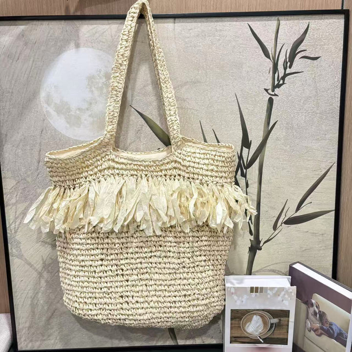 Charming Bast handbag with decorative fringes Bowlift