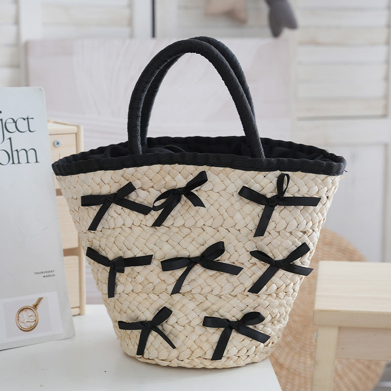 Basket bag with delicate bows and Bowlift lining