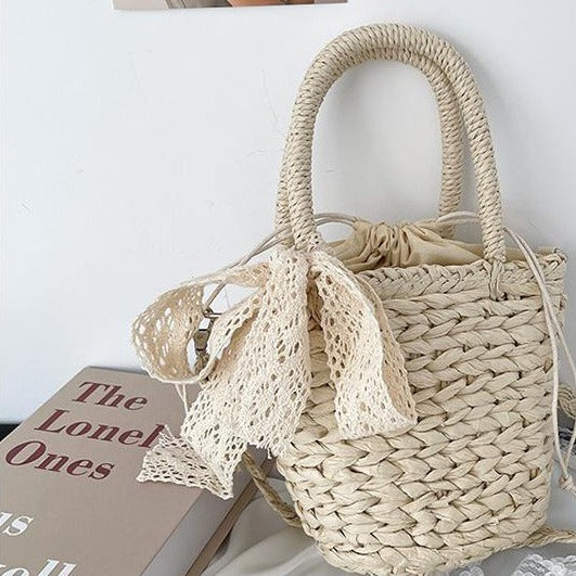 Playful basket bag with lace ribbon Bowlift