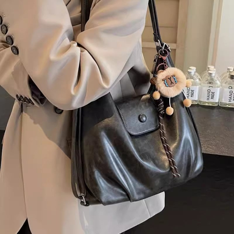Modern shoulder bag with practical flap closure Bowlift