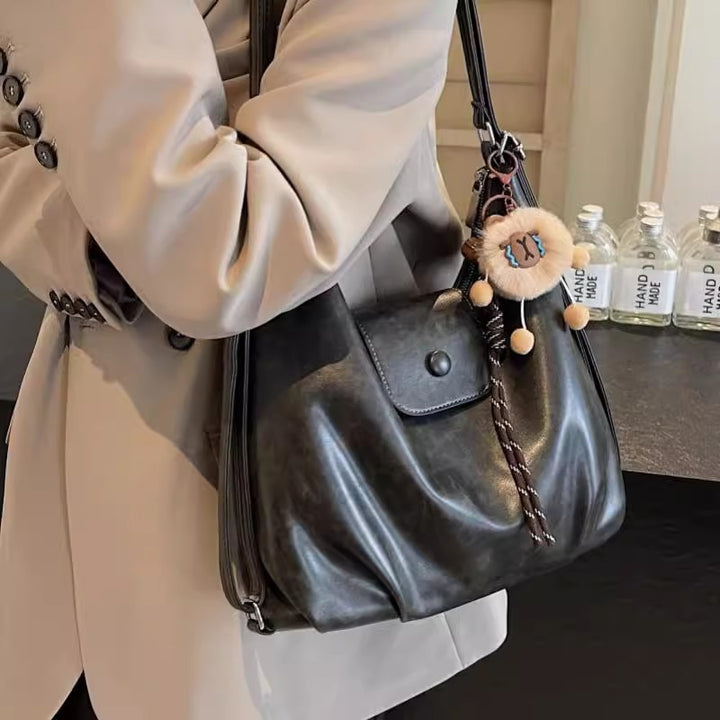 Modern shoulder bag with practical flap closure Bowlift