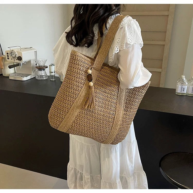 Spacious beach bag with unique woven design Bowlift