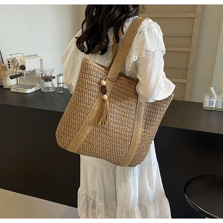 Spacious beach bag with unique woven design Bowlift
