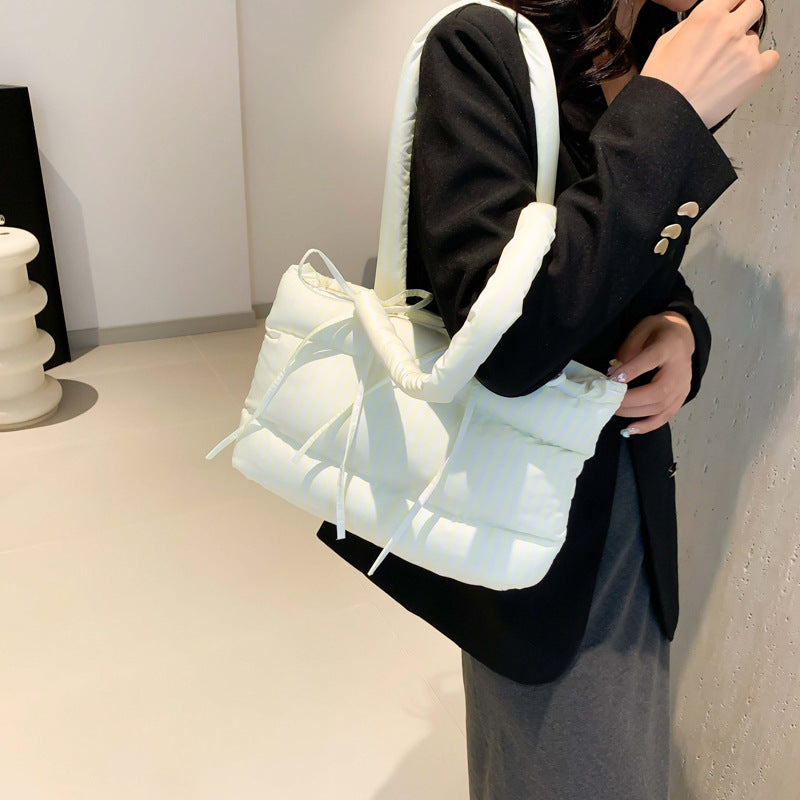 Fashionable tote bag with quilted design Bowlift