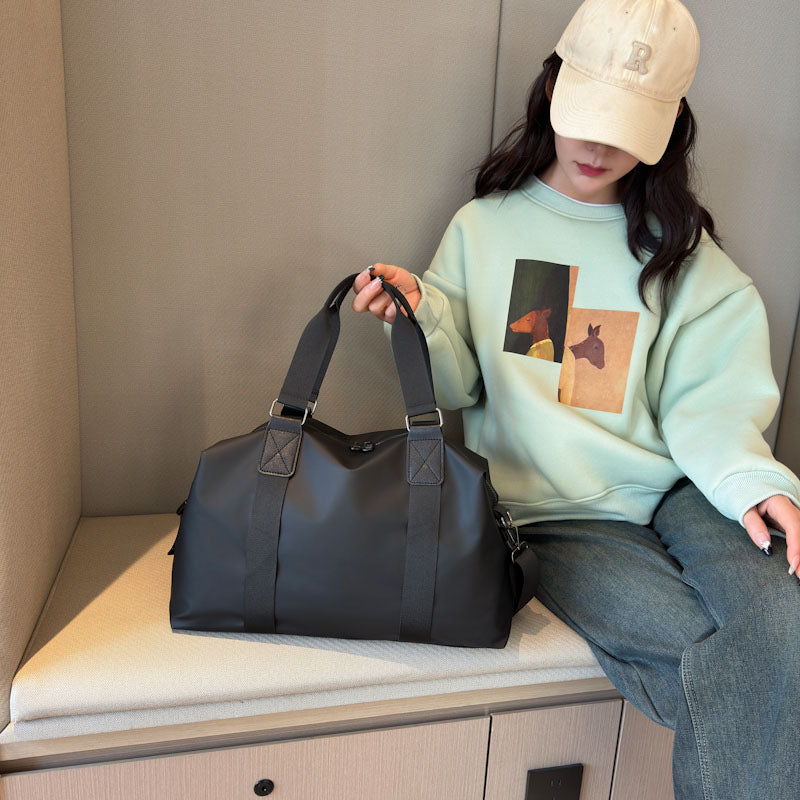 Sporty travel bag with water-repellent properties and ergonomic carrying handles Bowlift