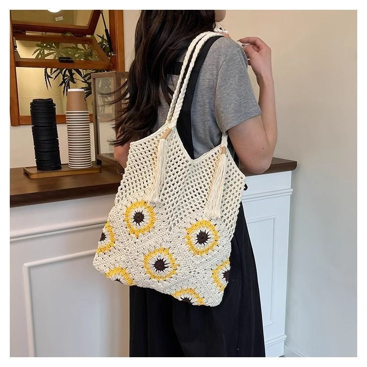 Hand-knotted leisure bag with floral pattern Bowlift