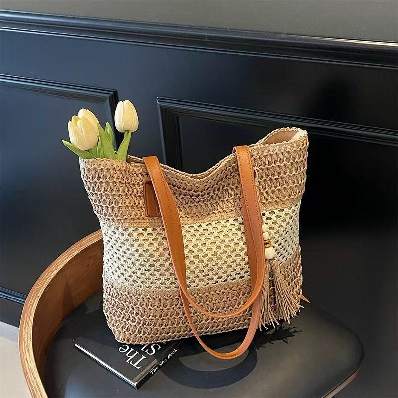 Elegant and Versatile Beach Bag Bowlift