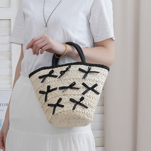 Basket bag with delicate bows and Bowlift lining