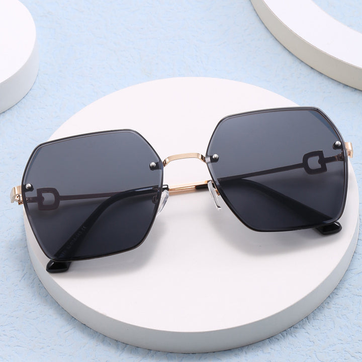 Women's extravagant and modern sunglasses in an unusual design Bowlift