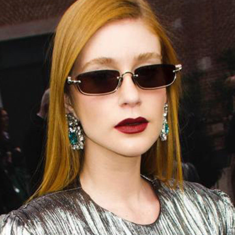 Women Fashionable Square Sunglasses with Elegant Metal Frame Bowlift