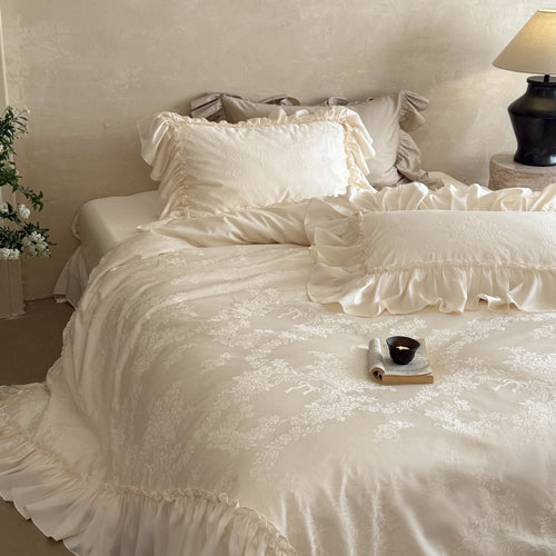 Luxurious bedding set with ruffles and jacquard pattern