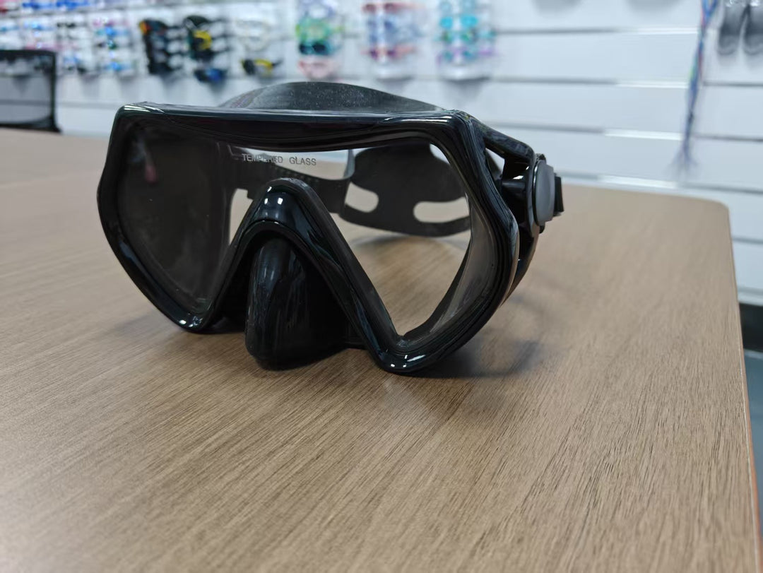 Swimming mask with visibility and comfort optimization Bowlift
