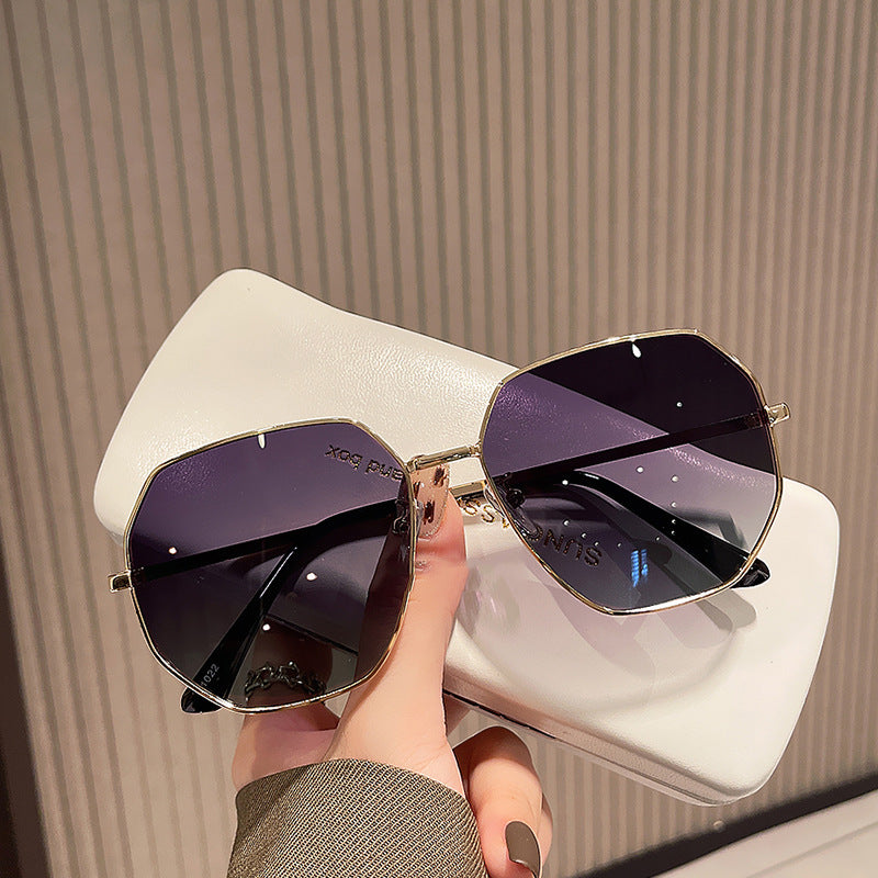 Women's fashionable geometric sunglasses with protective UV filter and stylish frame Bowlift