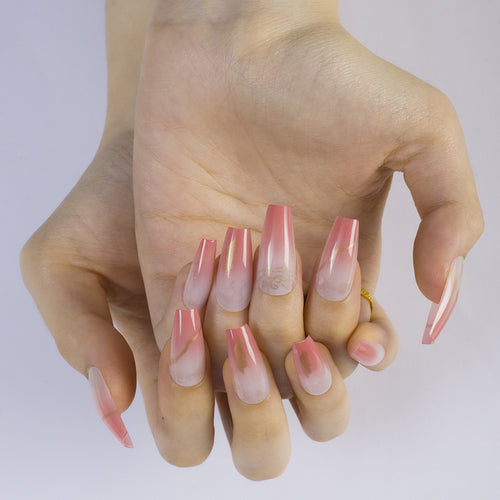 Nail art in an elegant gradient with gold accents Bowlift