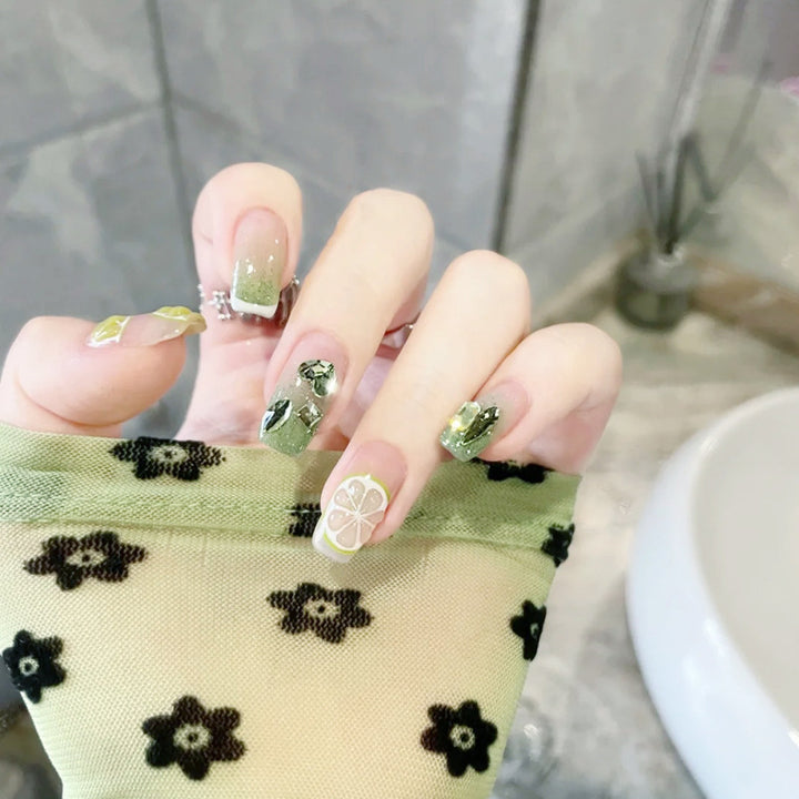 Artificial nail set with elegant crystal embellishments Bowlift