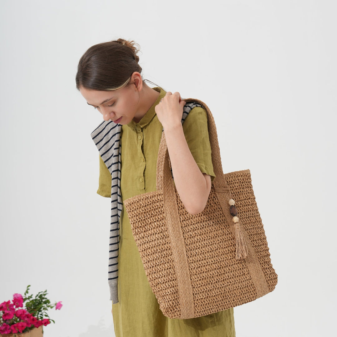 Spacious beach bag with unique woven design Bowlift