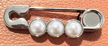 Decorative Gemstone Brooch Bowlift