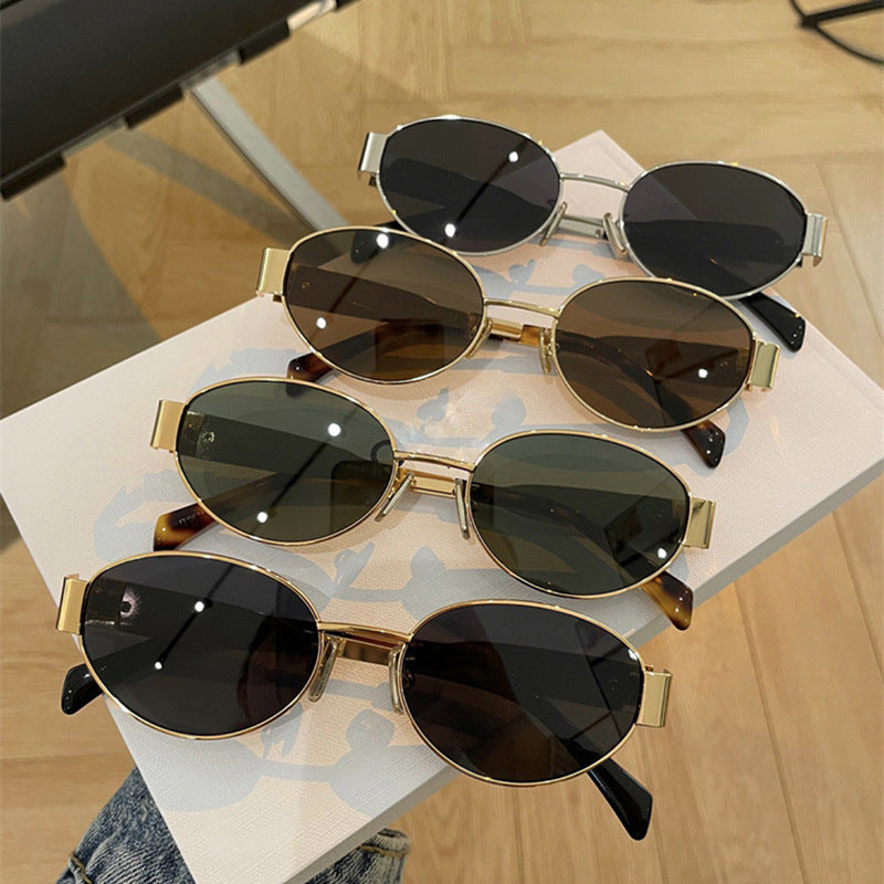 Ladies fashionable sunglasses in an elegant oval design with a sturdy metal frame Bowlift