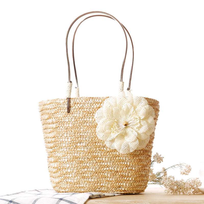 Elegant bast bag with flower appliqué Bowlift