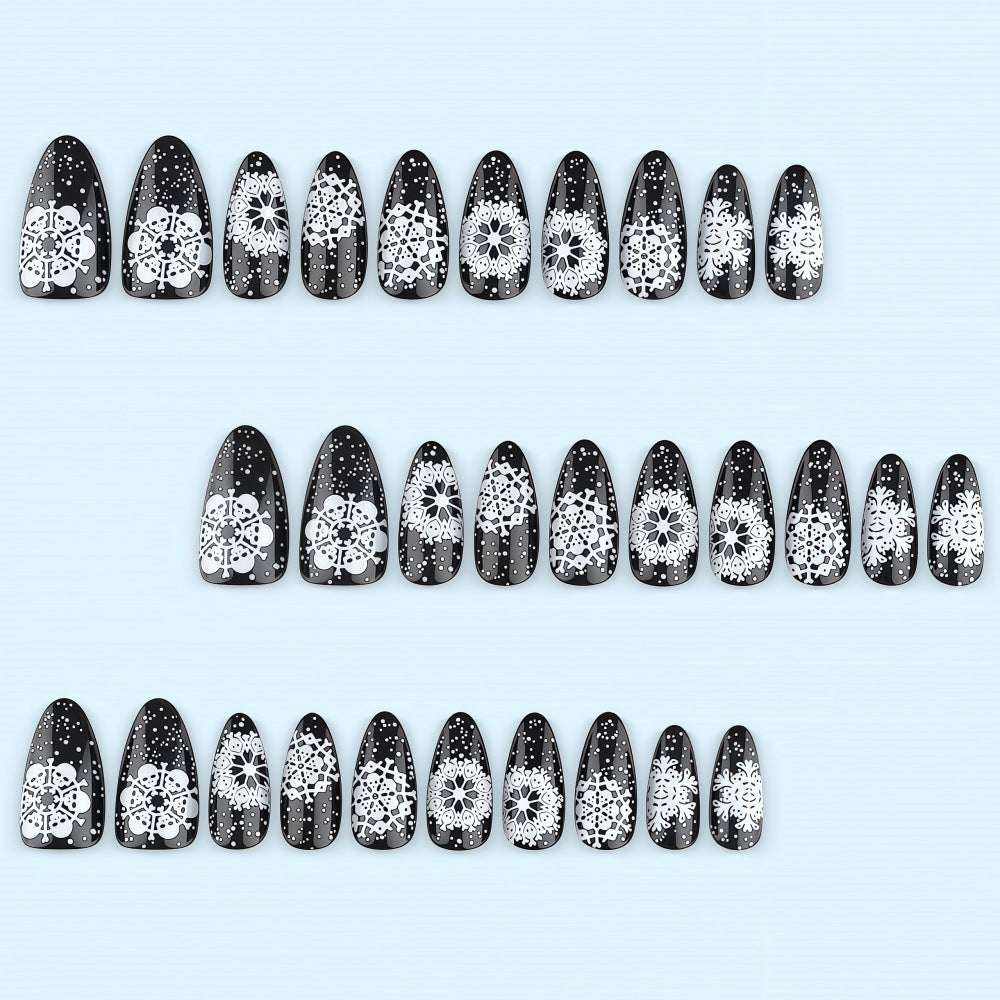 Artificial nails in a unique winter design with snow and reindeer motifs Bowlift