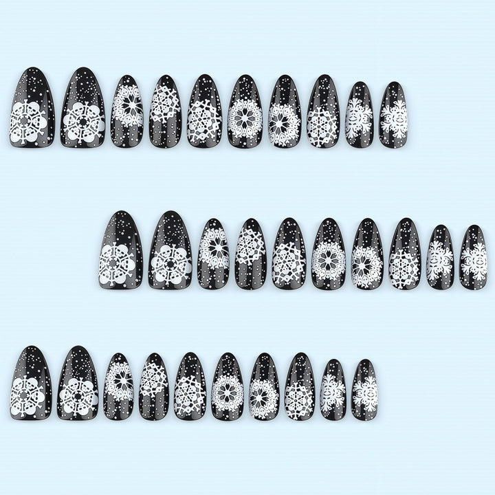 Artificial nails in a unique winter design with snow and reindeer motifs Bowlift