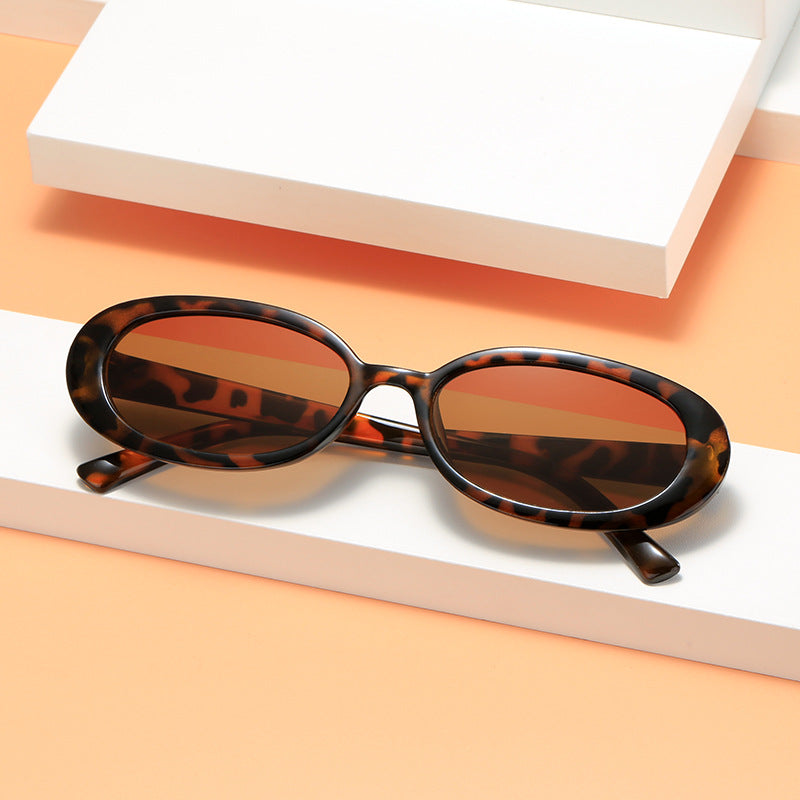 Women's sunglasses in elegant oval design with UV protection Bowlift