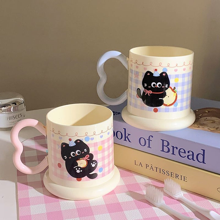 Ceramic mug with playful cat motif Bowlift