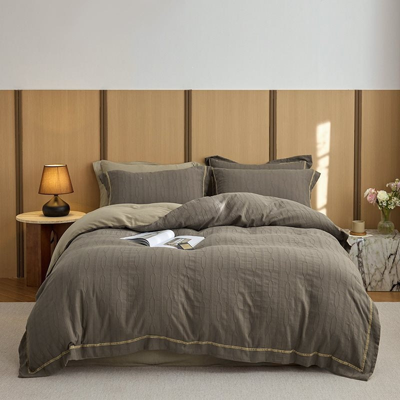 Noble cotton bedding set with structured quilting and reversible function