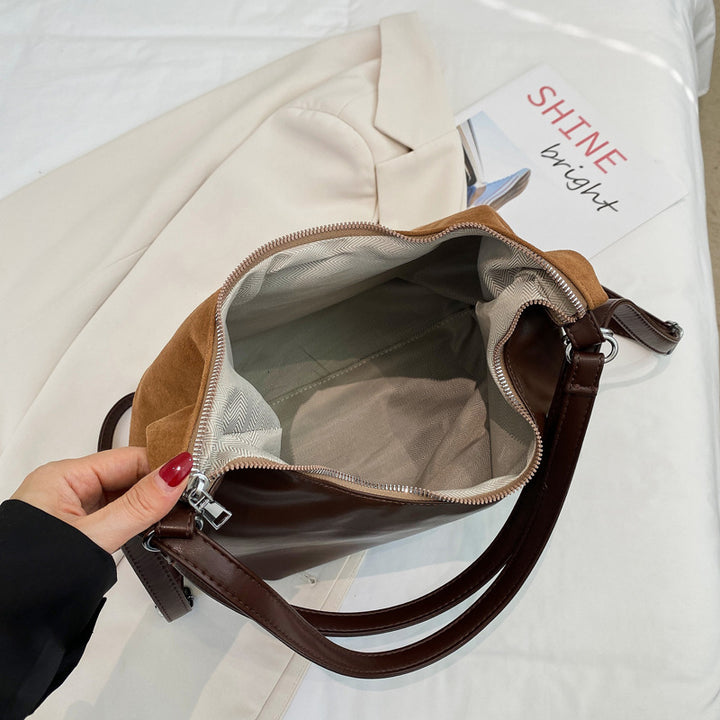 Shoulder bag with playful bear motif Bowlift