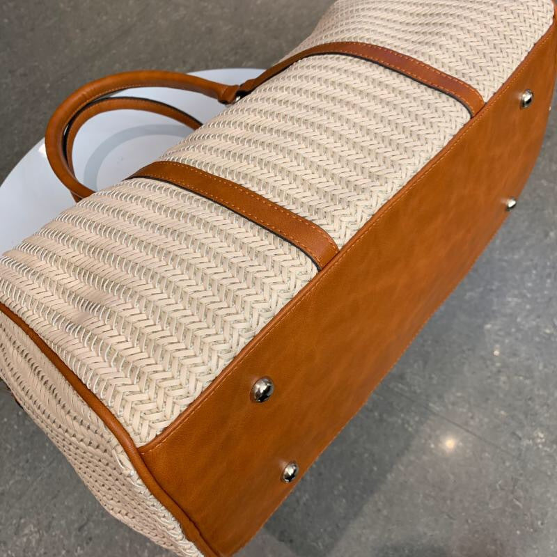 Spacious travel bag with practical carrying handles and adjustable shoulder strap Bowlift