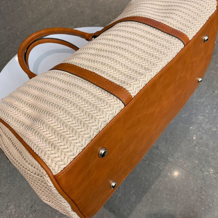 Spacious travel bag with practical carrying handles and adjustable shoulder strap Bowlift