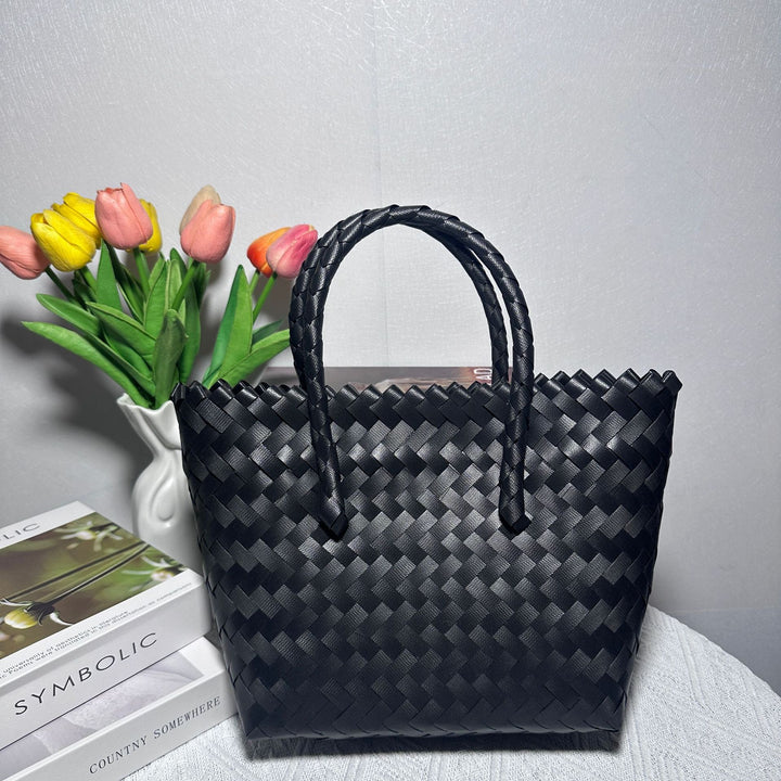 Handbag with Playful Design Bowlift