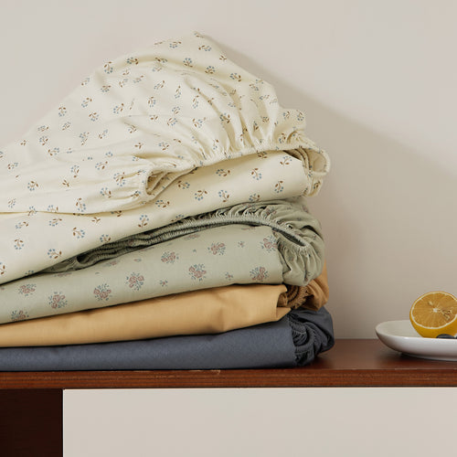 Fitted sheet with extra deep hem and elastic all-round cover