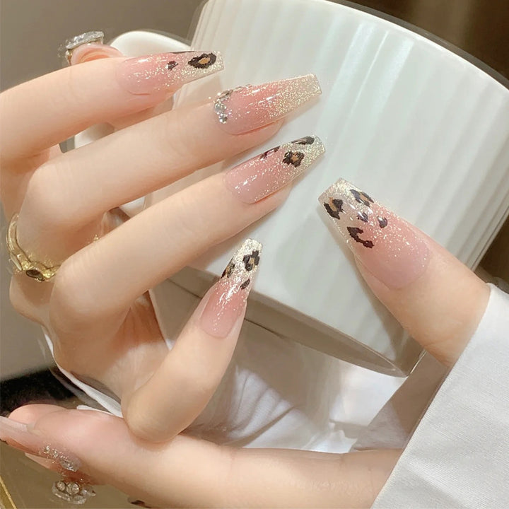 Artificial nail set with glitter and leopard design Bowlift