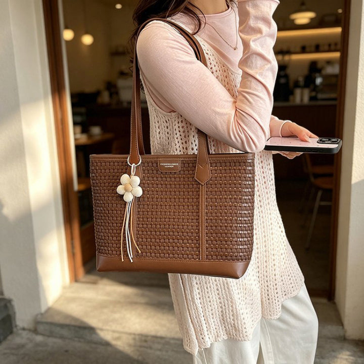 Fashionable tote bag with textured design Bowlift