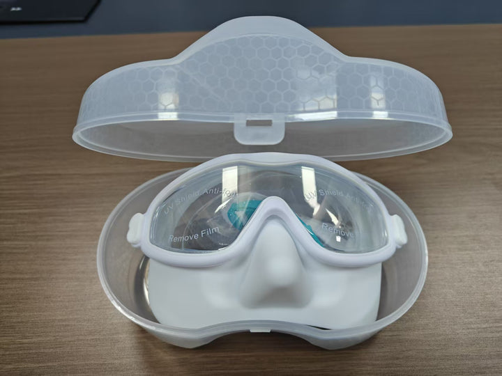 Swimming mask with adjustable comfort and clear field of vision Bowlift